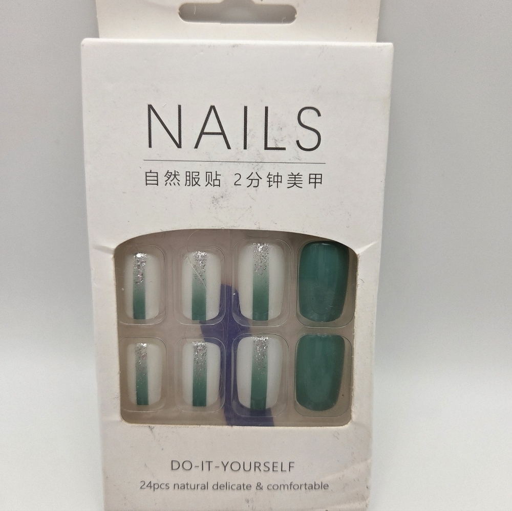 False Nails Medium Length Round Green White Glitter Stripes
